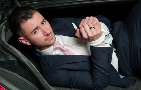 O bonitão português Hector De Silva e o musculoso inglês Lukas Daken são amarrados