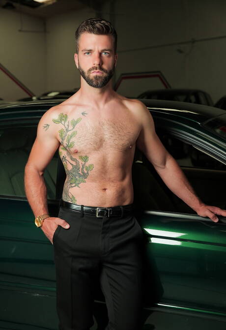 O bonitão português Hector De Silva e o musculoso inglês Lukas Daken são amarrados