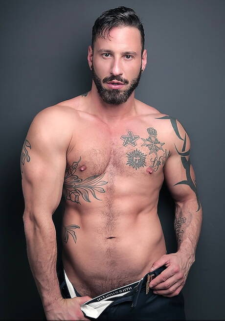 Die gutaussehenden Antonio Miracle und Robbie Rojo ficken nach dem Schwanzlutschen