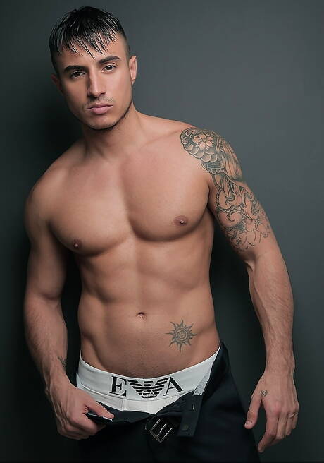 American husky guy Ken Rodeo and spanish strongman Klein Kerr fuck after dick sucking