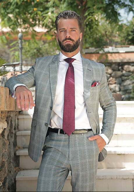 El portugués Héctor De Silva y el cachas eslovaco Jay Roberts se follan el culo después de chupar la polla en la piscina