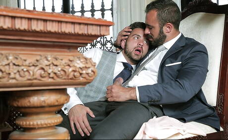 Der starke Robbie Rojo und der Muskelprotz Xavi Duran ficken nach dem Blowjob