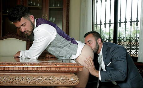 Der starke Robbie Rojo und der Muskelprotz Xavi Duran ficken nach dem Blowjob