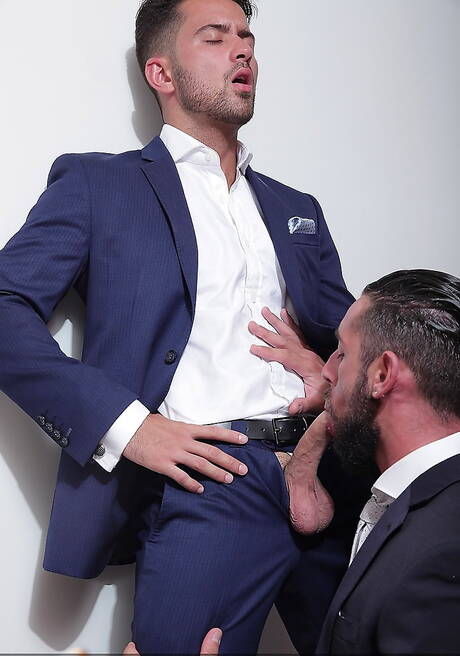 Der attraktive Massimo Piano und der muskulöse Robbie Rojo ficken in den Arsch, nachdem sie einen Schwanz gelutscht haben