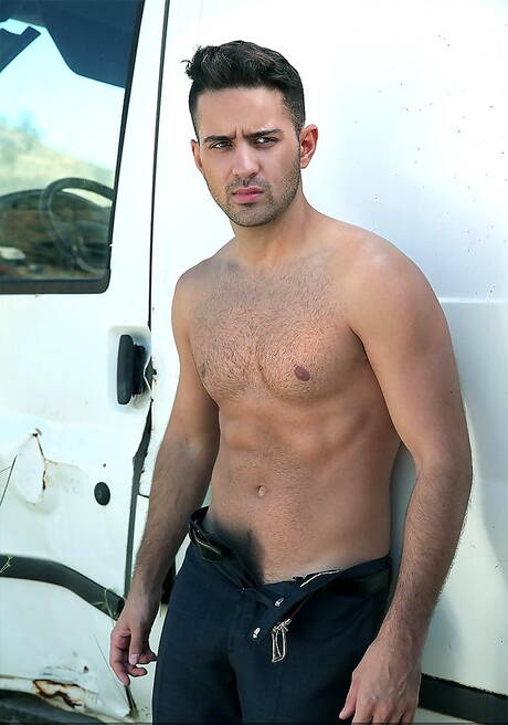 Der Hengst Hector De Silva und der attraktive Robbie Rojo ficken in den Arsch, nachdem sie draußen einen Schwanz gelutscht haben