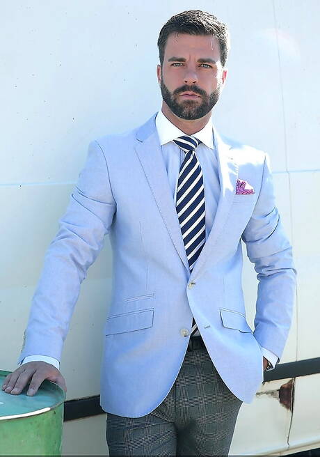 スタッドヘクターデシルバとハンサムな男ロビーロホは、外でチンコを吸った後にアナルファックします