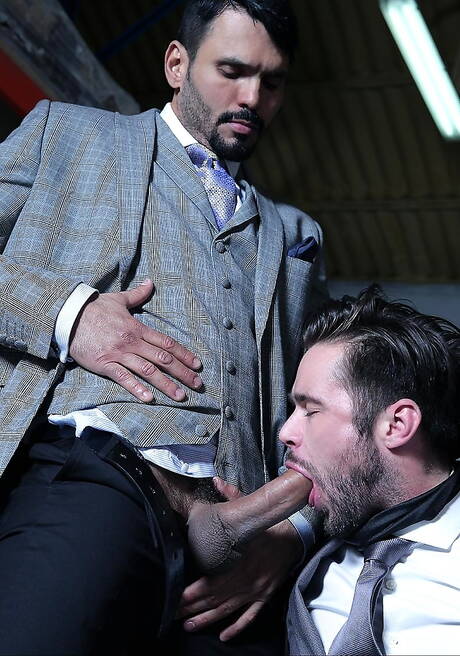 Der Latino-Otter Jean Franko und der haarige amerikanische Hengst Mike De Marko lassen sich gerne fesseln