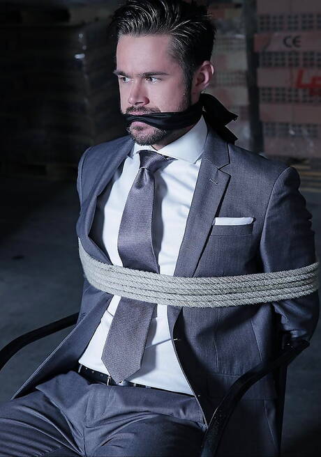 Der Latino-Otter Jean Franko und der haarige amerikanische Hengst Mike De Marko lassen sich gerne fesseln