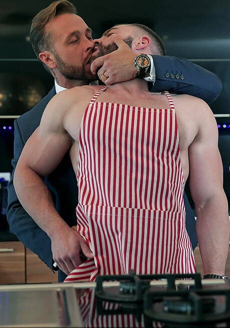 Der spanische Bulle Diego Reyes und Frank Valencia ficken nach einem Blowjob in der Küche in den Arsch