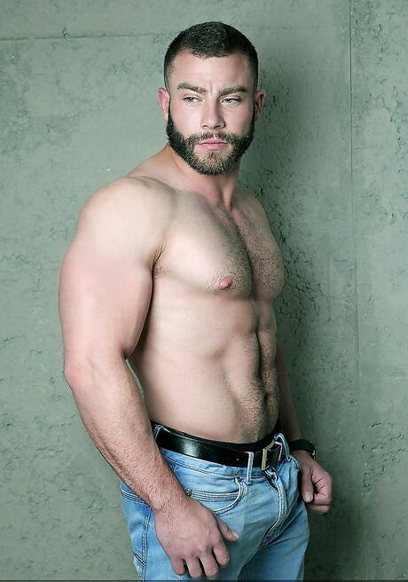 Der spanische Bulle Diego Reyes und Frank Valencia ficken nach einem Blowjob in der Küche in den Arsch