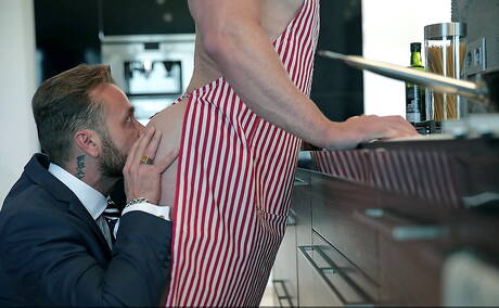 Der spanische Bulle Diego Reyes und Frank Valencia ficken nach einem Blowjob in der Küche in den Arsch