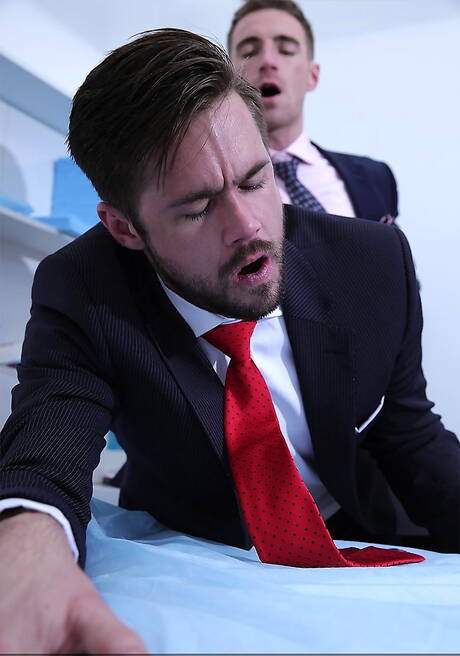 Der polnische Muskelprotz Kayden Gray und der haarige amerikanische Hengst Mike De Marko ficken nach dem Saugen in den Arsch