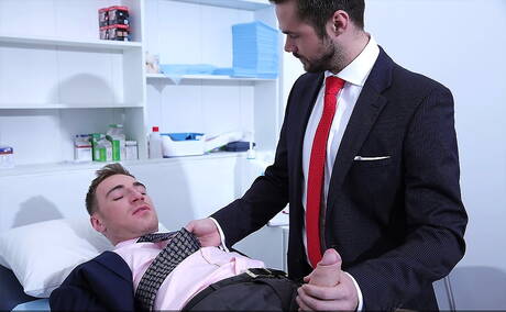 Der polnische Muskelprotz Kayden Gray und der haarige amerikanische Hengst Mike De Marko ficken nach dem Saugen in den Arsch