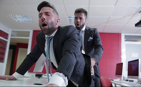 O musculoso português Hector De Silva e o forte Sebastian Reiss se foderam