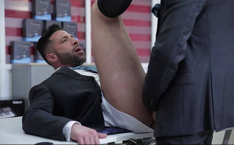 O musculoso português Hector De Silva e o forte Sebastian Reiss se foderam