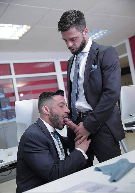 O musculoso português Hector De Silva e o forte Sebastian Reiss se foderam