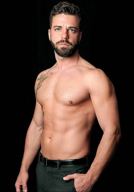 O musculoso português Hector De Silva e o forte Sebastian Reiss se foderam