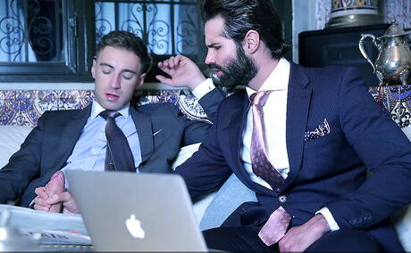 Hiszpański dojrzały niedźwiedź Dani Robles i polski mięsisty Kayden Gray w gorącym seksie analnym