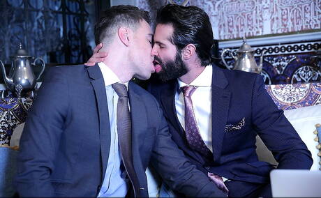 Hiszpański dojrzały niedźwiedź Dani Robles i polski mięsisty Kayden Gray w gorącym seksie analnym