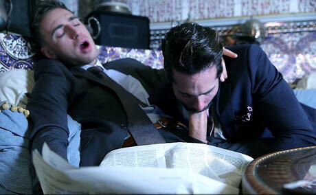 Hiszpański dojrzały niedźwiedź Dani Robles i polski mięsisty Kayden Gray w gorącym seksie analnym