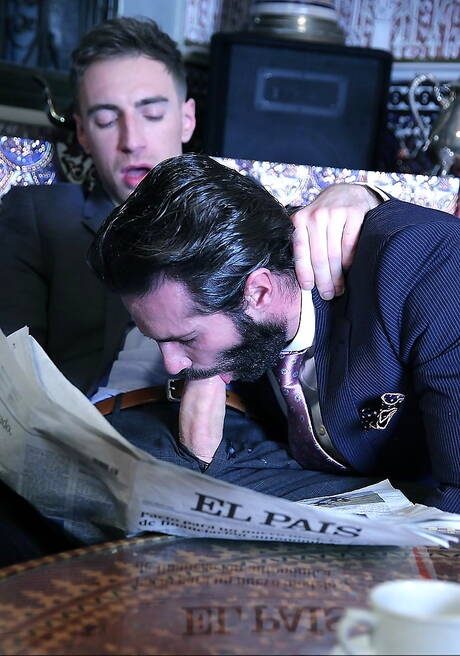 Hiszpański dojrzały niedźwiedź Dani Robles i polski mięsisty Kayden Gray w gorącym seksie analnym