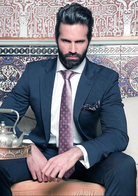 A ursa espanhola madura Dani Robles e o gostoso polonês Kayden Gray em sexo anal quente