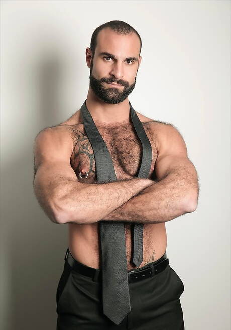 Le beau mec Matthew Anders et le beau mec Paco baisent le cul après avoir sucé une bite