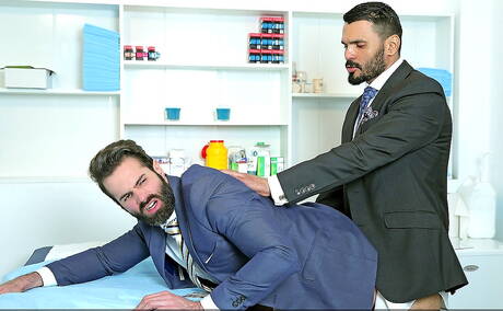 Der spanische Gay-Bär Dani Robles und der haarige venezolanische Hengst Jean Franko bei einem heißen Arschfick