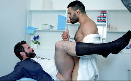 Der spanische Gay-Bär Dani Robles und der haarige venezolanische Hengst Jean Franko bei einem heißen Arschfick