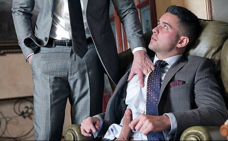 Der muskulöse Maikel Cash und der bullige Robbie Rojo lutschen und ficken sich gegenseitig