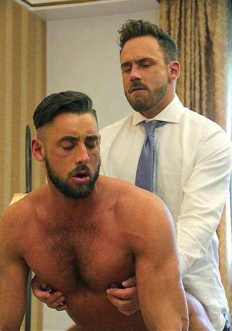 Der kräftige Holländer Logan Moore und der spanische Otter Massimo Piano ficken, nachdem sie draußen Schwänze gelutscht haben