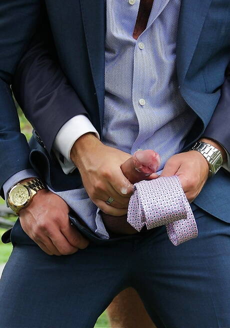 Der kräftige Holländer Logan Moore und der spanische Otter Massimo Piano ficken, nachdem sie draußen Schwänze gelutscht haben