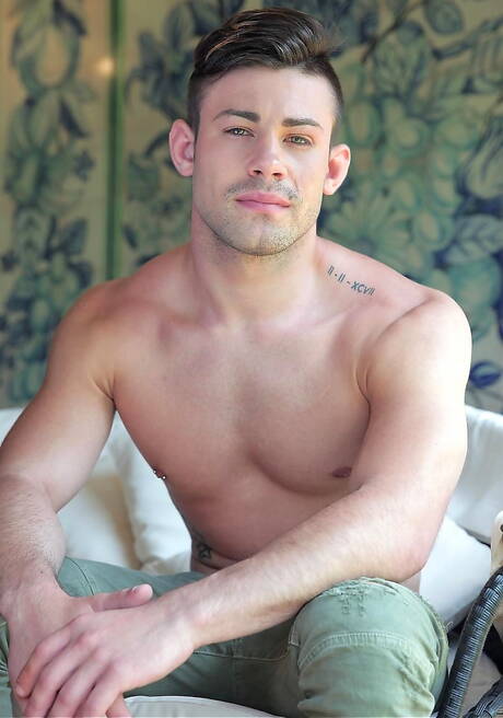 Men At Play: Strongman Flex und der gut gebaute Ricky Blue lutschen und ficken sich gegenseitig im Freien