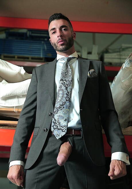 Der spanische Bär Dani Robles und der gut gebaute Hugo Castellano lutschen und vögeln sich gegenseitig