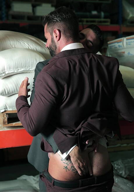 Der spanische Bär Dani Robles und der gut gebaute Hugo Castellano lutschen und vögeln sich gegenseitig