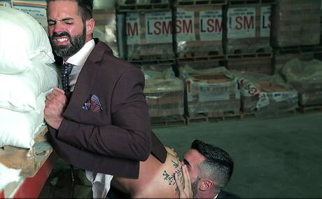 Der spanische Bär Dani Robles und der gut gebaute Hugo Castellano lutschen und vögeln sich gegenseitig