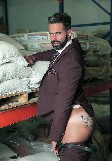 O urso espanhol Dani Robles e o musculoso Hugo Castellano se chupando e transando