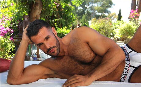 Gorący latynoski niedźwiedź Denis Vega i latynoski byk Seth Santoro mają gorącą scenę na basenie