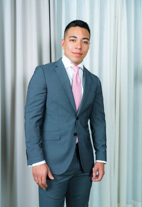 たくましいアクセル・ブラウンとスタッドD.ダンはチンコをしゃぶった後にアナルファックする