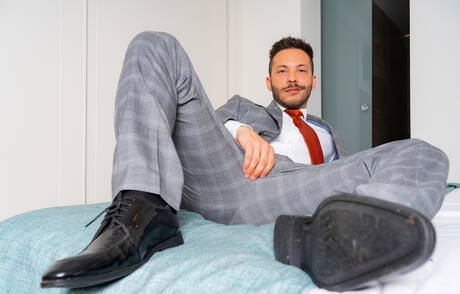 魅力的な少年アラン・ヴィセンゾと官能的な少年ジョン・ブラチャリがシャワーで熱いお尻を突き合わせる