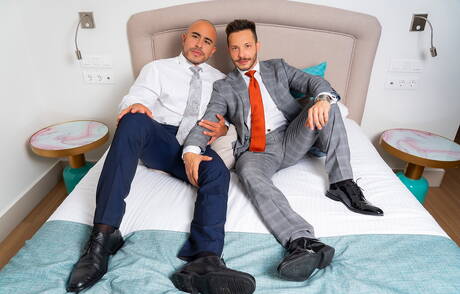 Men At Play: 帥氣男孩 Alan Vicenzo 和性感男孩 John Brachalli 在淋浴間激情