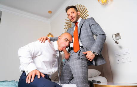 魅力的な少年アラン・ヴィセンゾと官能的な少年ジョン・ブラチャリがシャワーで熱いお尻を突き合わせる