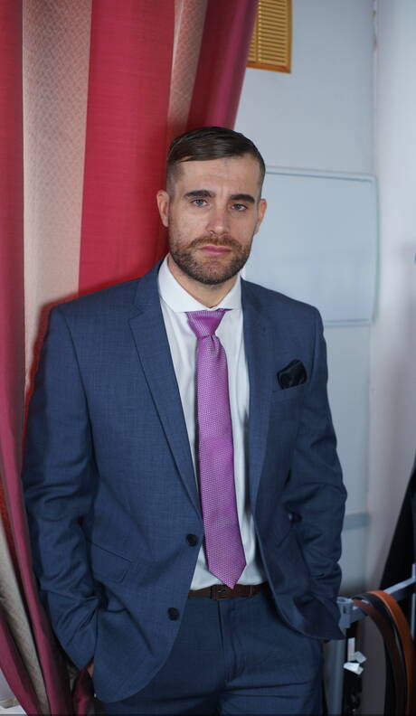 Der heiße Latino-Bär Denis Vega und Isaac Eliad zeigen einen Muskelkörper