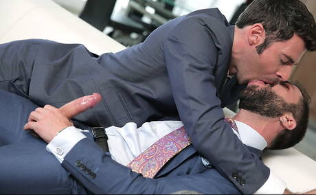 Lo stallone peloso spagnolo Dario Beck e il duro portoghese Hector De Silva si scopano il culo dopo averlo succhiato