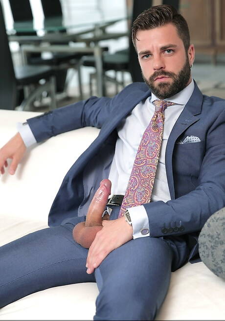 El semental peludo español Dario Beck y el duro portugués Héctor De Silva se follan el culo después de chuparlo