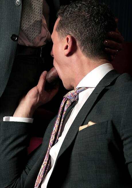 筋肉質なイヴァン・グレゴリーとラテン系のたくましい男ヴィクトル・ロムが熱いカップルセックスをする