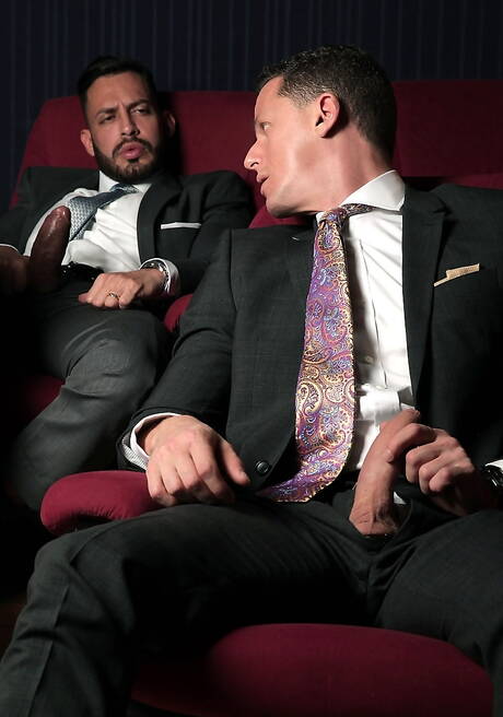 筋肉質なイヴァン・グレゴリーとラテン系のたくましい男ヴィクトル・ロムが熱いカップルセックスをする