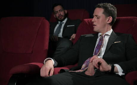 筋肉質なイヴァン・グレゴリーとラテン系のたくましい男ヴィクトル・ロムが熱いカップルセックスをする