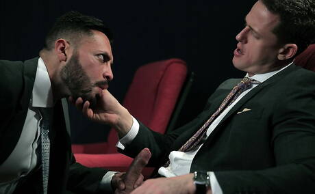 筋肉質なイヴァン・グレゴリーとラテン系のたくましい男ヴィクトル・ロムが熱いカップルセックスをする