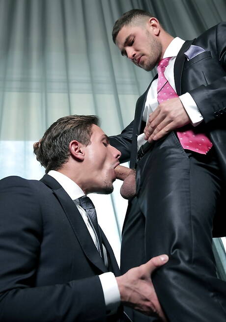 Der gutaussehende Kanadier Carter Dane und der gut gebaute Russe Dato Foland haben draußen heißen Paarsex